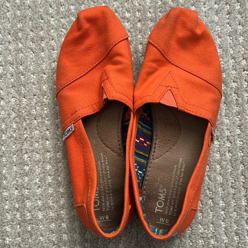Good condition Orange Tom’s